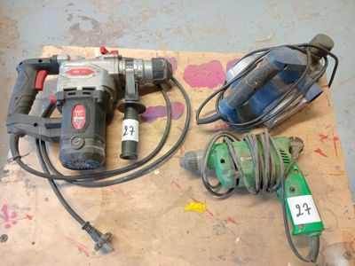 many tools that are sitting on a piece of wood