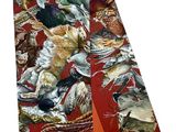 une écharpe rouge avec un motif représentant des chats et des oiseaux