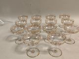 un grand nombre de verres posés sur une table