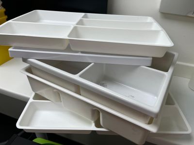une pile de récipients en plastique posée sur un plan de travail