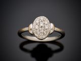 gros plan d'une bague en diamant sur une surface noire