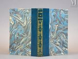 un livre à la couverture bleue posé sur une table
