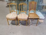 trois chaises qui sont assises l'une à côté de l'autre