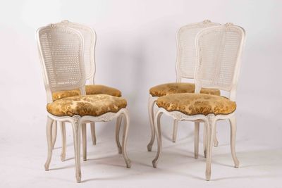 SUITE DE QUATRE CHAISES en bois mouluré, sculpté et peint de…