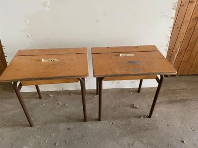 Lot de 2 bureaux d’ ecole en bois et fer .