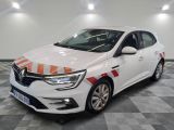 une voiture blanche ornée d'une bande orange et blanche