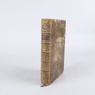 un vieux livre posé sur une table