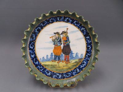 HR QUIMPER. Plat en faïence polychrome, décor de joueurs de bignoux, s - Photo 1