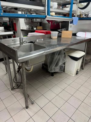 un grand évier en inox au milieu d'une cuisine