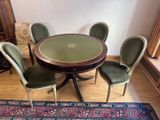une table avec des chaises et un tapis posé au sol