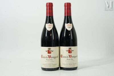 deux bouteilles de vin rouge posées l'une à côté de l'autre sur une surface blanche