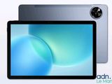 une tablette posée sur une table, à côté d'une balle bleue