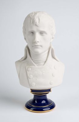 un buste d'homme blanc posé sur un socle bleu