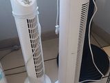 trois purificateurs d'air posés au sol les uns à côté des autres