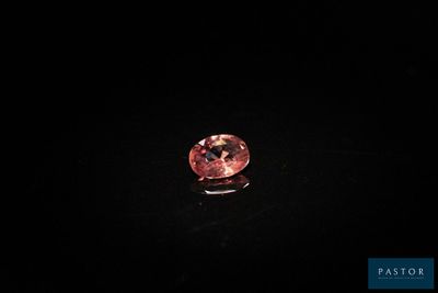 un diamant rose sur fond noir