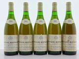 quatre bouteilles de vin sont alignées sur une table