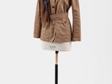 une photo d'une veste marron sur un mannequin, avec une écharpe