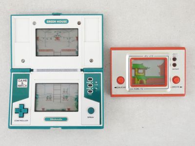 deux consoles de jeux posées l'une à côté de l'autre sur une table