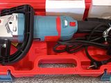 une mallette rouge contenant une perceuse et un cordon d'alimentation