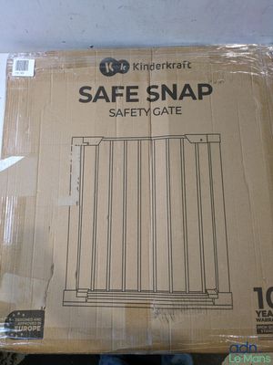 a box of safe snap safety gate sitting on the floor