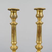 Paire de bougeoirs ou flambeaux en métal doré de style XIXe. (photo 2)