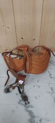 un sac à main marron et une paire de ciseaux par terre