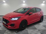une Ford Fiesta rouge garée sur un sol en damier