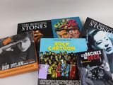 un grand nombre de livres posés sur une table