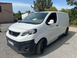 la photo d'une camionnette blanche garée sur un parking
