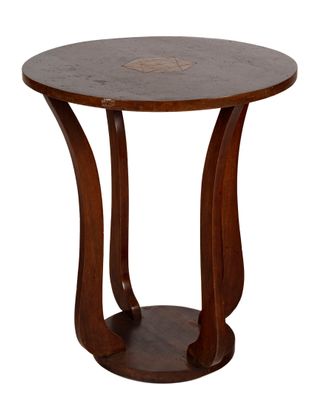 un gros plan d'une petite table avec un piètement en bois