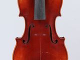 un vieux violon avec un archet sur fond blanc