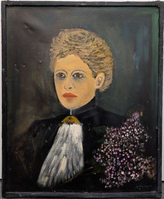 portrait d'une femme tenant un bouquet de lilas à la main