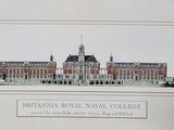 une photo d'un bâtiment sur lequel se trouve une horloge