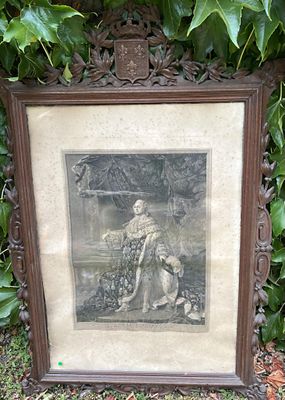 une vieille photo d'une femme assise sur un banc devant un buisson