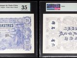 trois types différents de monnaie chinoise exposés dans une vitrine