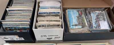beaucoup de cartes dans une boîte posée sur une table