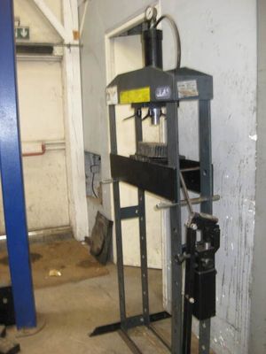 l'image d'une machine dans un garage