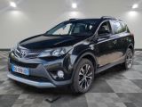 une Toyota RAV noire garée dans un garage au sol carrelé