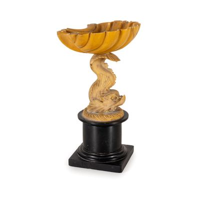 une photo d'une sculpture en bois représentant un oiseau sur un socle