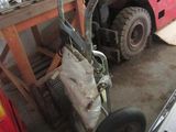 une photo d'un chariot élévateur garé dans un garage