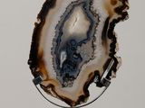 une photo d'un morceau d'agate posé sur un socle