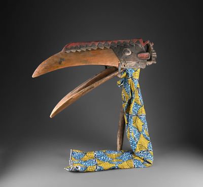 un gros plan sur une sculpture représentant un oiseau au long bec