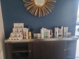 une photo d'un comptoir sur lequel sont disposés de nombreux produits de beauté