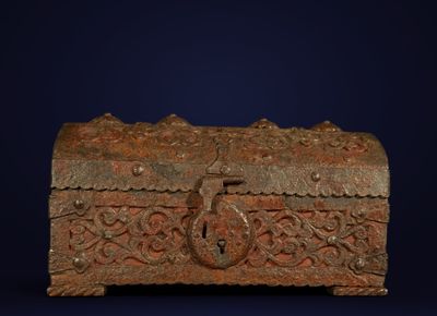 une vieille boîte en métal munie d'un cadenas, sur fond bleu