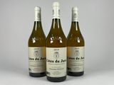 trois bouteilles de vin posées l'une à côté de l'autre sur une table