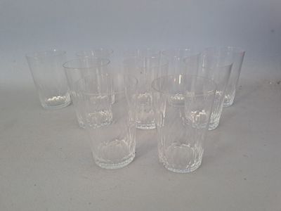 Baccarat, suite de dix gobelets en cristal taillé.