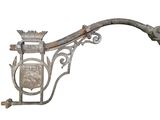 un support métallique sur lequel figurent des armoiries et un bouclier
