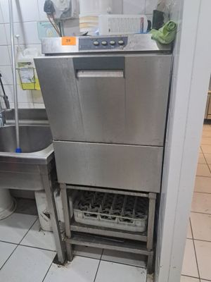 une photo d'une cuisine équipée d'un lave-vaisselle et d'un évier
