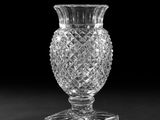 photographie en noir et blanc d'un vase en verre posé sur une table