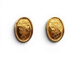 une paire de boucles d'oreilles en or ornées d'un lion